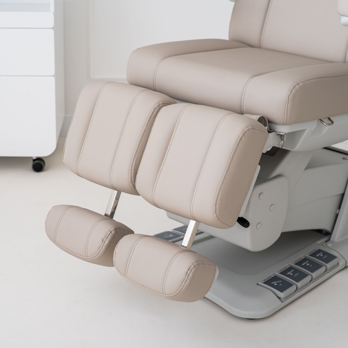 EVIA LIFT Профессиональное электрическое кресло для подологии  с функцией подогрева, кремового цвета. 8