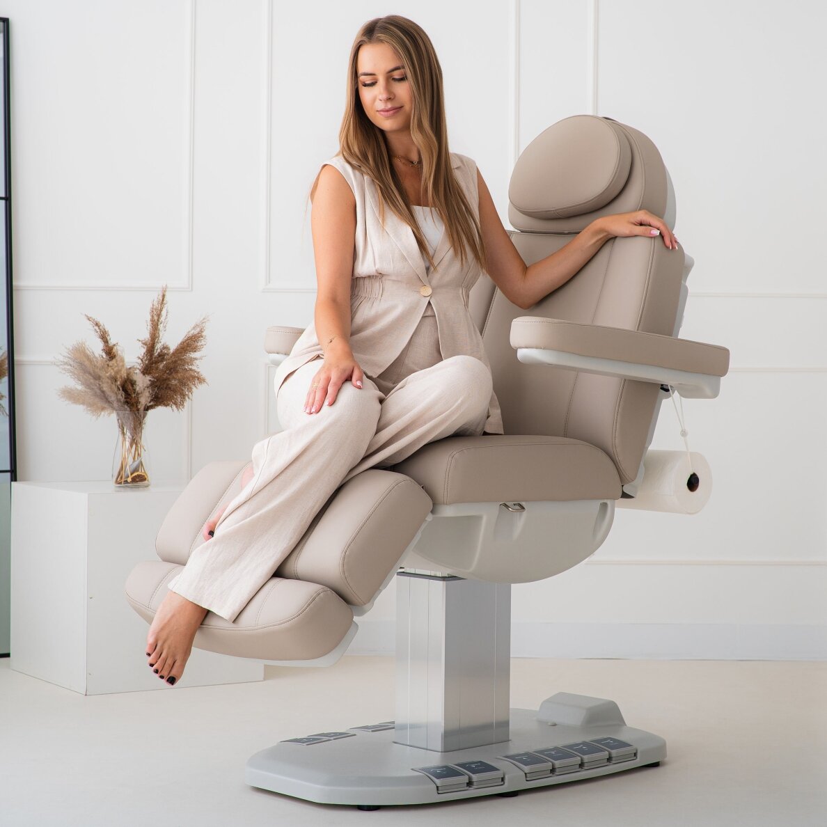 EVIA ONE Профессиональное электрическое кресло для косметологов с функцией подогрева, кремового цвета. 2 EVIA ONE Профессиональное электрическое кресло для косметологов с функцией подогрева, кремового цвета. 2