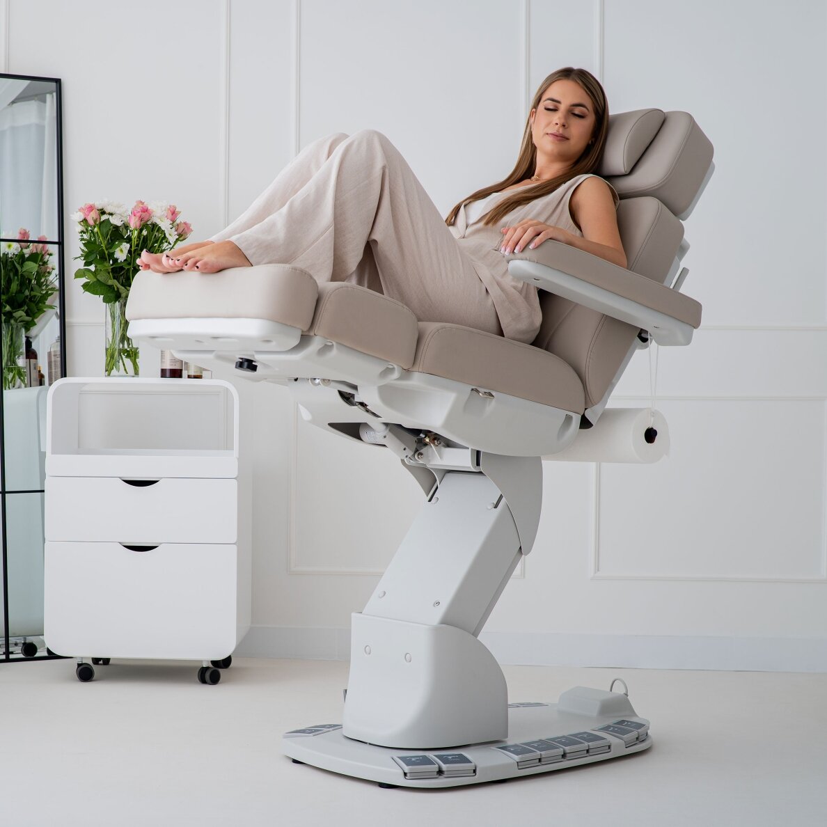 EVIA PRO Профессиональное электрическое кресло для косметологов  с функцией подогрева, 4 мотора, кремового цвета. 5