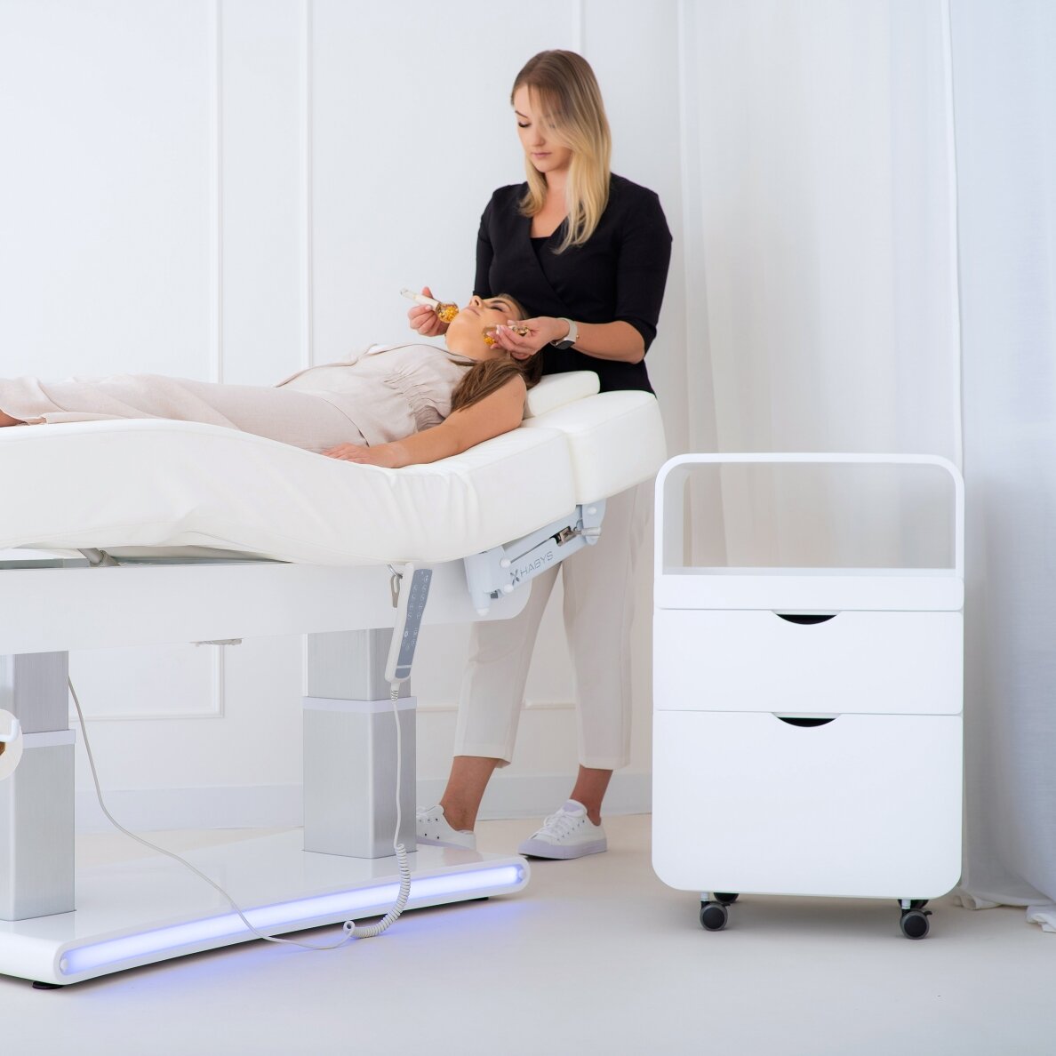 Professional cosmetic trolley OLIA with drawers and pull-out shelf 1 Professional cosmetic trolley OLIA with drawers and pull-out shelf 1