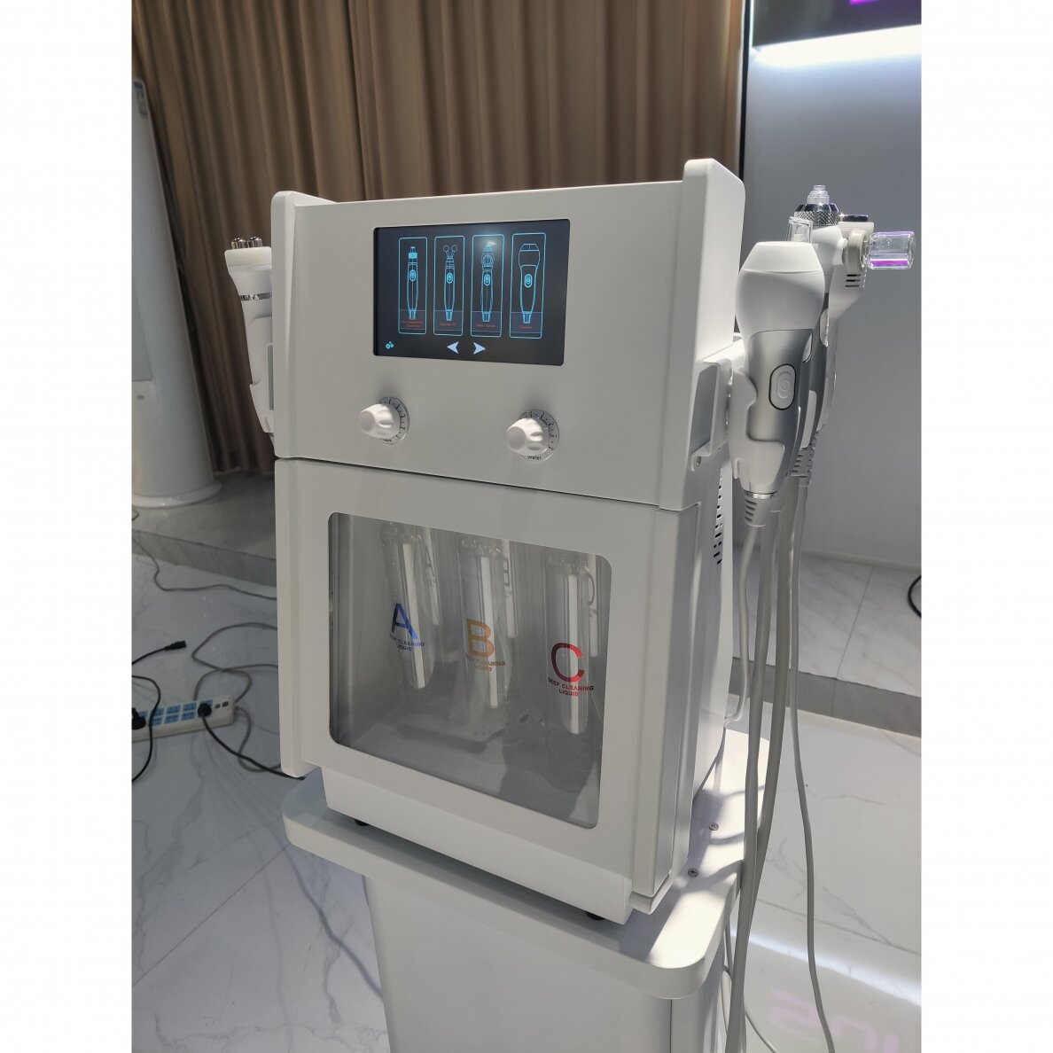 HYDRO SKIN profesionalus daugiafunkcinis veido priežiūros aparatas 7in1 4 HYDRO SKIN profesionalus daugiafunkcinis veido priežiūros aparatas 7in1 4