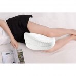 Kojas skirianti pagalvė miego metu, skirta naudoti tarp kojų, baltos spalvos
