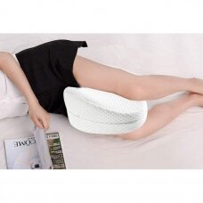 Подушка между ног во время сна, белого цвета