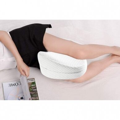 Kojas skirianti pagalvė miego metu, skirta naudoti tarp kojų, baltos spalvos 1