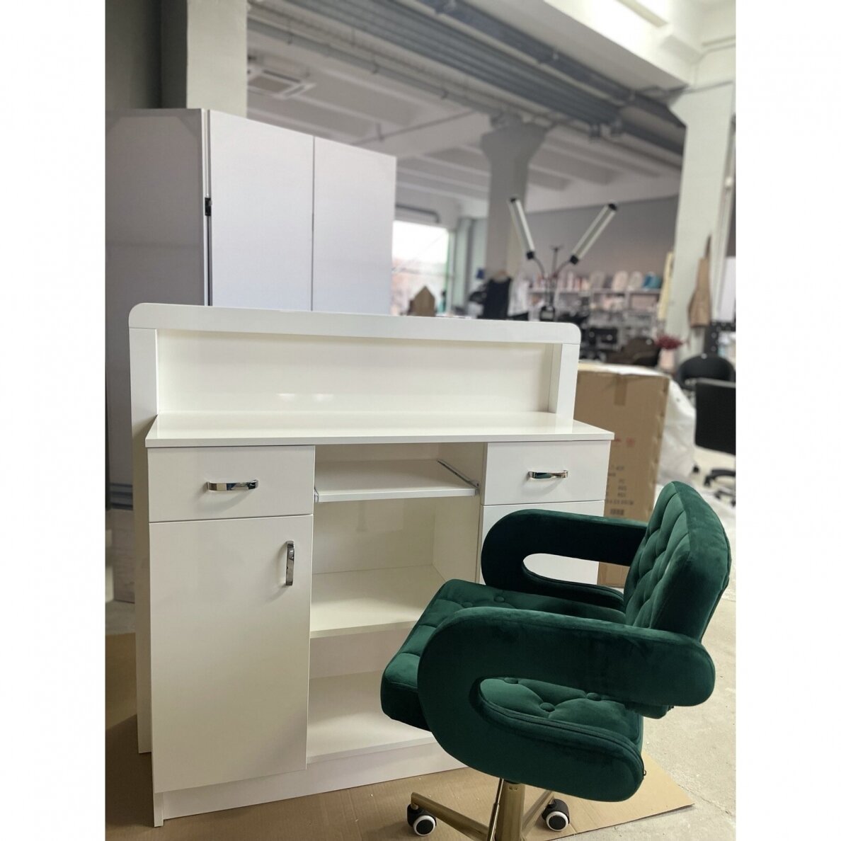 Profesionalus registratūros stalas - recepcija grožio salonams REFLECTION su LED apšvietimu 4 Profesionalus registratūros stalas - recepcija grožio salonams REFLECTION su LED apšvietimu 4