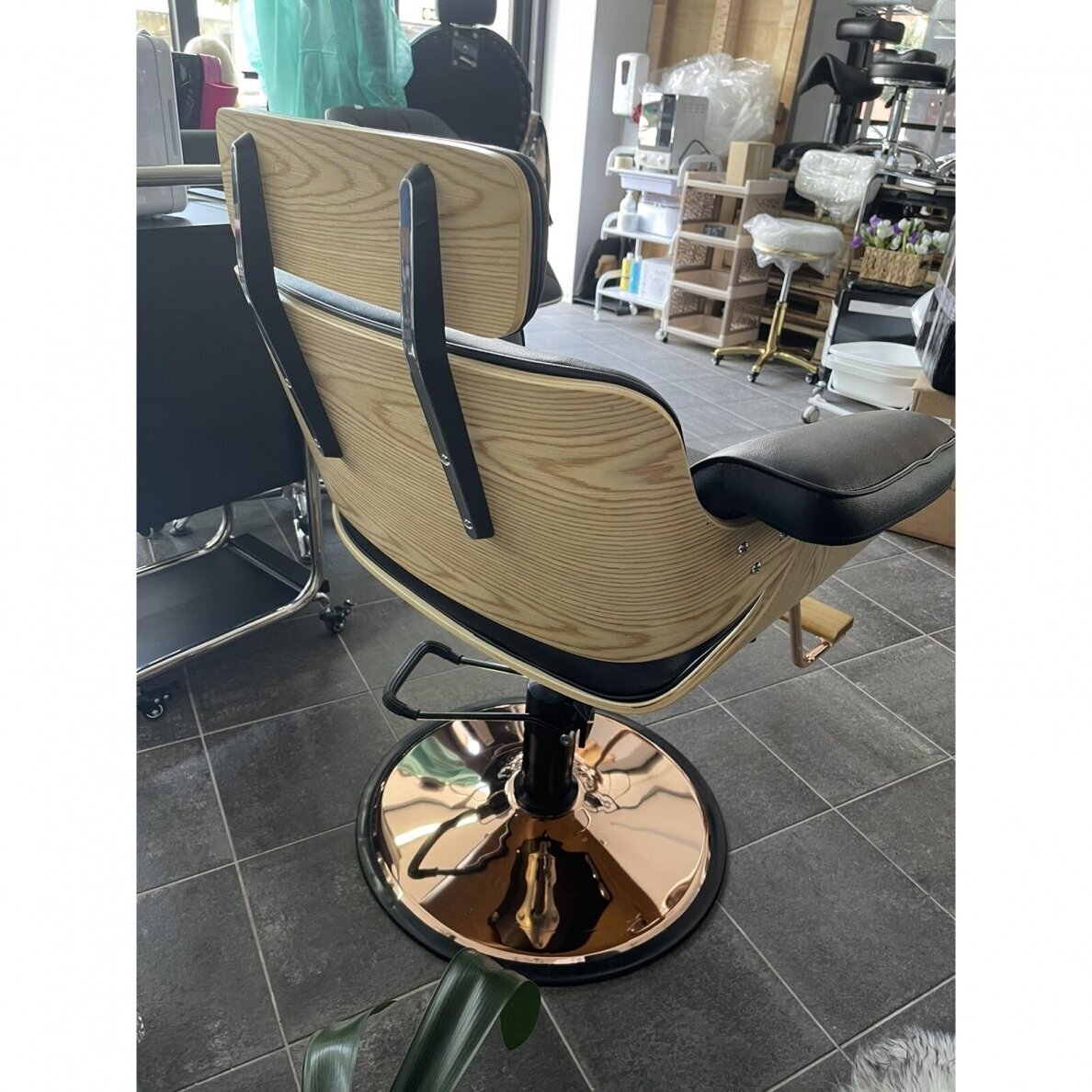 Professional hairdresser's chair with footrest and wooden elements GABBIAN FLORENCE, black color 8 Professional hairdresser's chair with footrest and wooden elements GABBIAN FLORENCE, black color 8