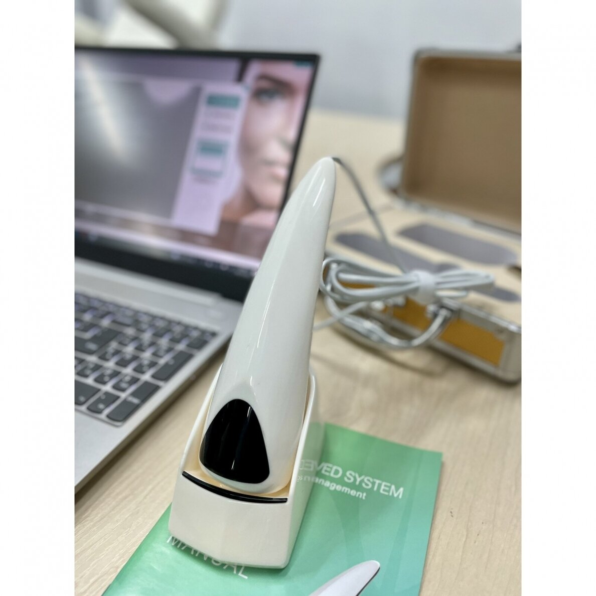 Portable UV facial skin analyser 3 Portable UV facial skin analyser 3