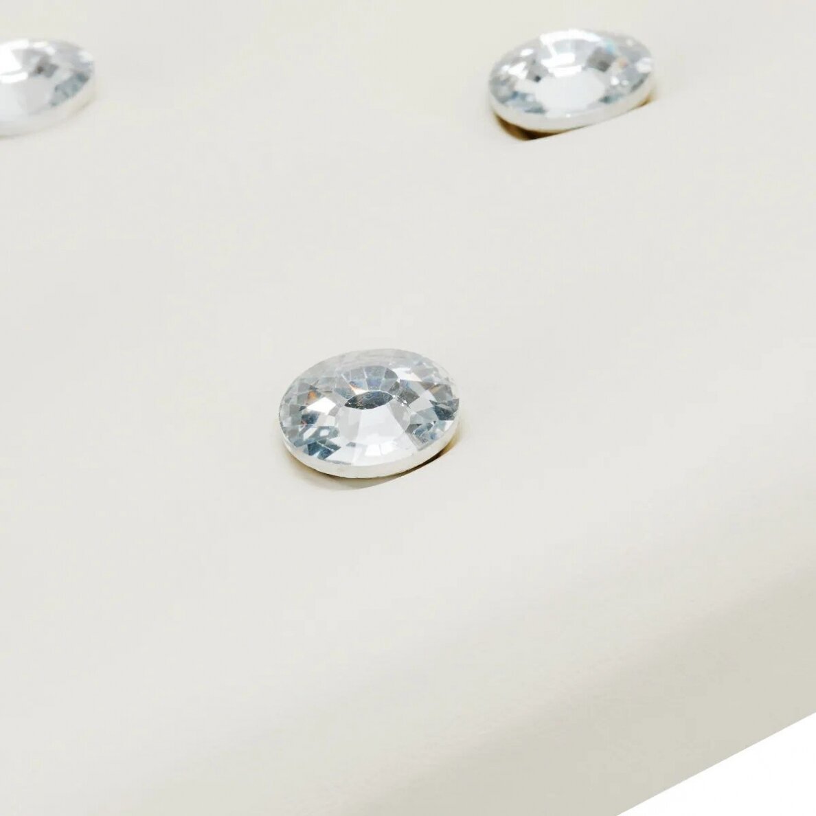 Profesionalus manikiūro porankis MOMO DIAMOND, pieniškos spalvos eko odos 2 Profesionalus manikiūro porankis MOMO DIAMOND, pieniškos spalvos eko odos 2