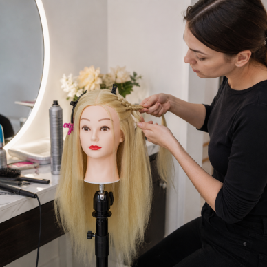 Profesionali galva mokymams IZA BLOND 90cm, karščiui atspariais plaukais + stovas 1