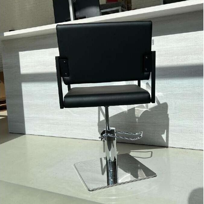 Профессиональный парикмахерский стул BLACK LOFT CHROME SQUARE 5 Профессиональный парикмахерский стул BLACK LOFT CHROME SQUARE 5