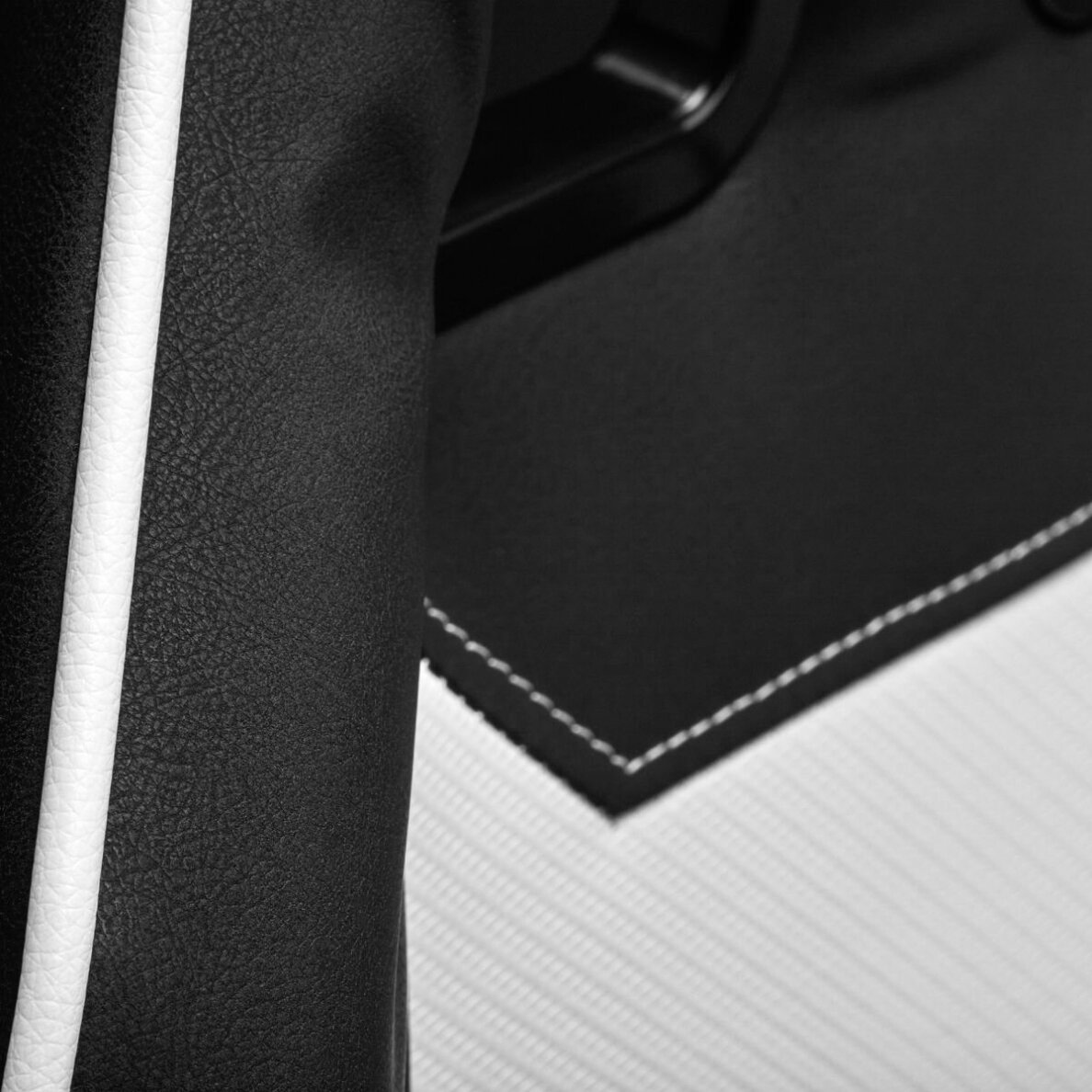 Profesionali biuro ir kompiuterinių žaidimų kėdė DARK, juodos/baltos spalvos 10 Profesionali biuro ir kompiuterinių žaidimų kėdė DARK, juodos/baltos spalvos 10