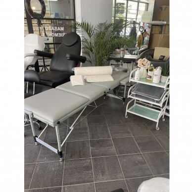 Profesionalus sulankstomas masažo stalas 3 dalių su aliumininio kojelėmis, pilkos spalvos KOMFORT FIZJO 3 11