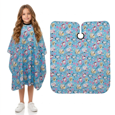 Vaikiškas kirpyklinis apsiaustas su sagtimi SNOOPY 70x120 cm, mėlynas Vaikiškas kirpyklinis apsiaustas su sagtimi SNOOPY 70x120 cm, mėlynas